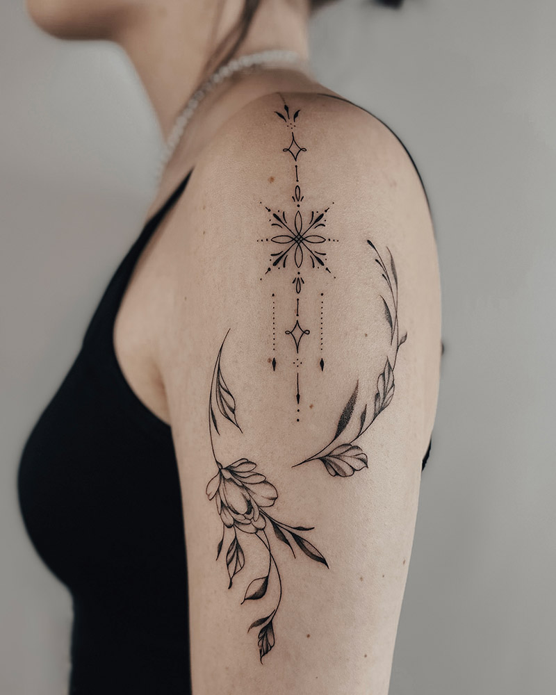 Tatuaje ornamental en el brazo de una chica